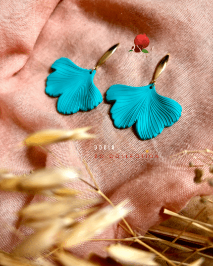 Boucles d'oreilles de forme florale au coloris bleu lagon avec clou d'oreille en forme de tige
