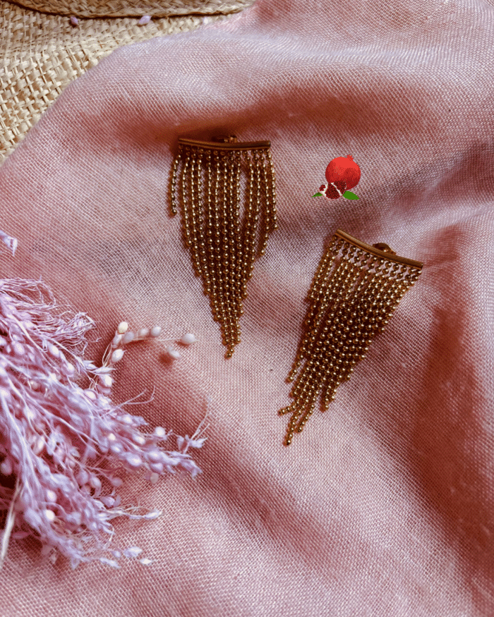 Boucle pendante composée de 13 petites chainettes travaillées en acier inoxydable