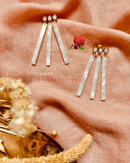 Boucles d'oreilles avec 3 petites franges en résine. PLUSIEURS COLORIS DISPONIBLES