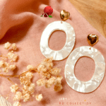 Boucle d'oreilles ronde fine évidée au centre au coloris blanc cassé avec clou d'oreille en forme de coeur doré à l'or fin