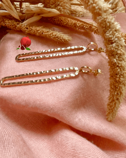 Boucle d'oreille pendante aux lignes droites et texturées, plutôt géométrique