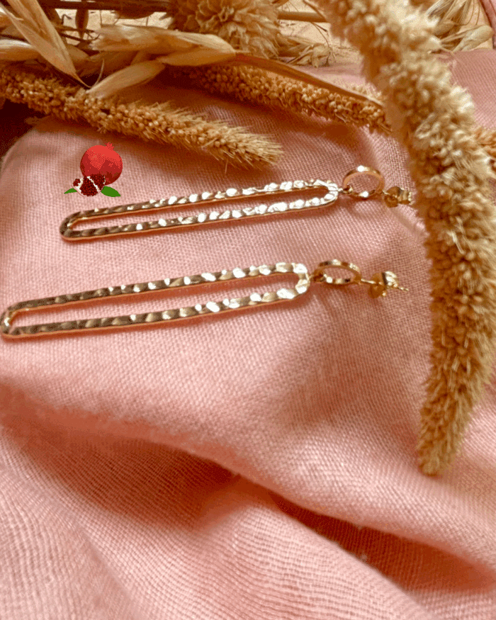 Boucle d'oreille pendante aux lignes droites et texturées, plutôt géométrique