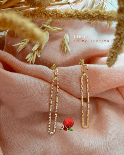 Boucle d'oreille pendante aux lignes droites et texturées, plutôt géométrique