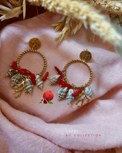 Boucle d'oreille de type créole avec anneau texturé et torsadé associé à 11 petites breloques coquillages avec des petites teintes de rouge