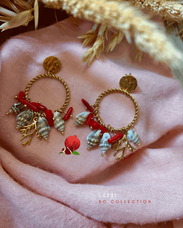 Boucle d'oreille de type créole avec anneau texturé et torsadé associé à 11 petites breloques coquillages avec des petites teintes de rouge