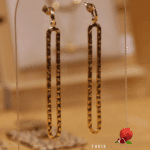 Boucle d'oreille pendante aux lignes droites et texturées, plutôt géométrique