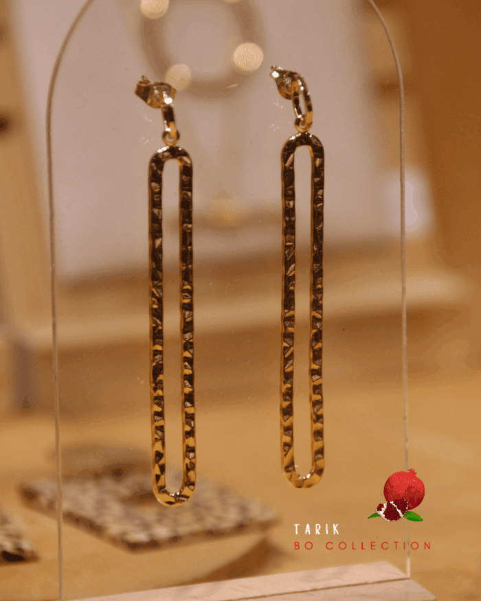 Boucle d'oreille pendante aux lignes droites et texturées, plutôt géométrique