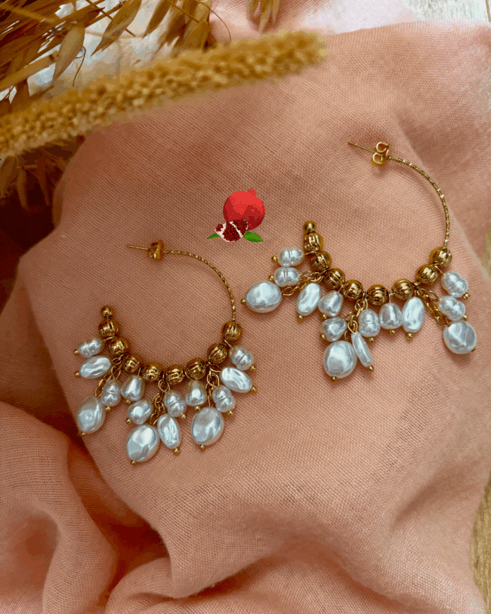 Boucle d'oreilles créole martelée et petites pampilles dorées et perlées en nacre blanche
