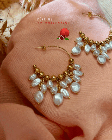 Boucle d'oreilles créole martelée et petites pampilles dorées et perlées en nacre blanche
