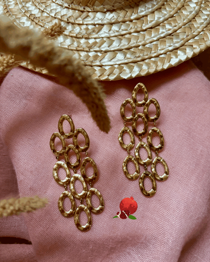 Boucle d'oreille pendante très originale texturée et ajourée 