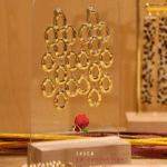 Boucle d'oreille pendante très originale texturée et ajourée 