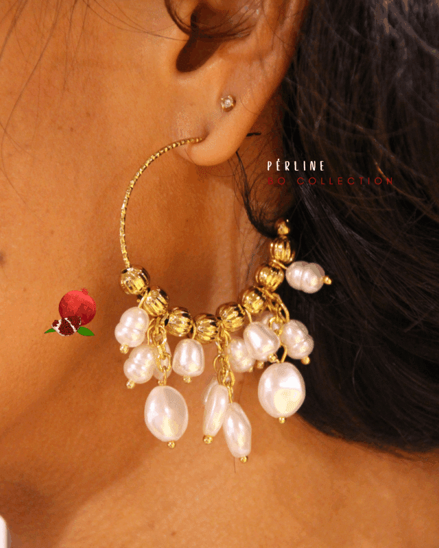 Boucle d'oreilles créole martelée et petites pampilles dorées et perlées en nacre blanche