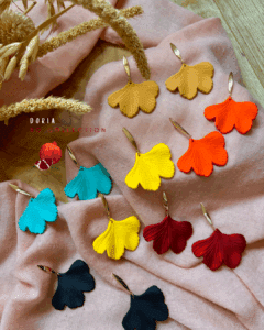 Boucles d'oreilles de forme florale, ginkgo, aux différents coloris bleu lagon , rouge, jaune, orange, noir, avec clou d'oreille en forme de tige