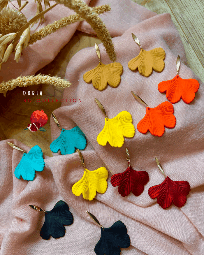 Boucles d'oreilles de forme florale, ginkgo, aux différents coloris bleu lagon , rouge, jaune, orange, noir, avec clou d'oreille en forme de tige