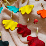 Boucles d'oreilles de forme florale, ginkgo, aux différents coloris bleu lagon , rouge, jaune, orange, noir, avec clou d'oreille en forme de tige