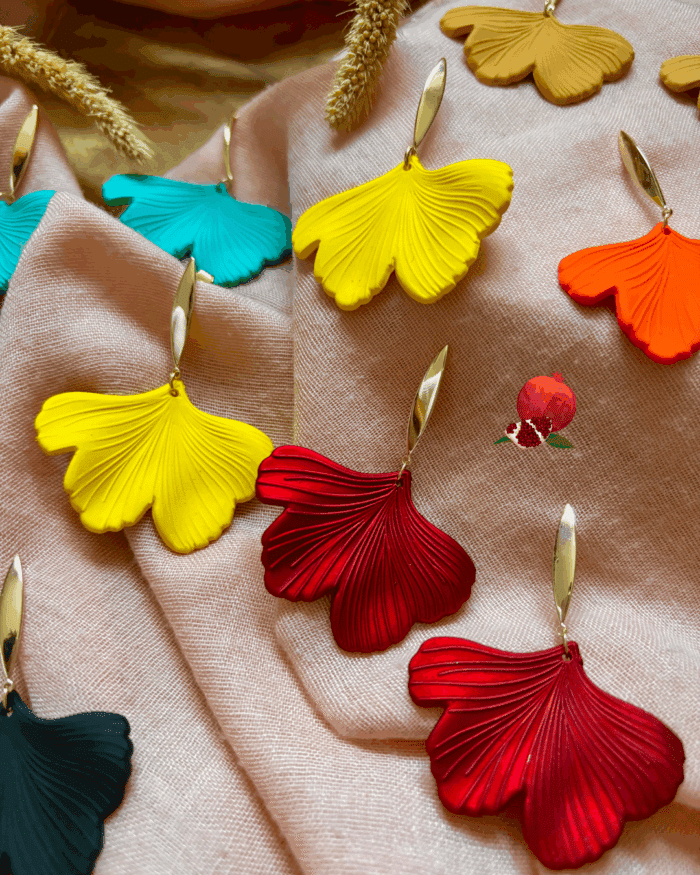 Boucles d'oreilles de forme florale, ginkgo, aux différents coloris bleu lagon , rouge, jaune, orange, noir, avec clou d'oreille en forme de tige