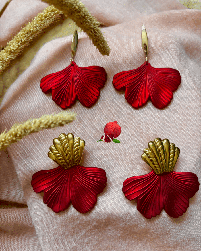 Boucles d'oreilles de forme florale, ginkgo, aux différents coloris bleu lagon , rouge, jaune, orange, noir, avec clou d'oreille en forme de tige