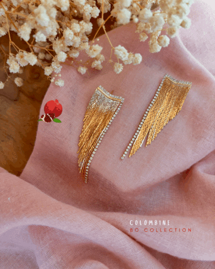Boucles d'oreilles originales avec petites franges et strass en zirconium