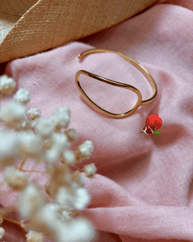 Jonc fin doré ouvert avec une grande boucle, ajustable à la taille du poignet