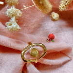 Bague en acier inoxydable avec un petit coquillage