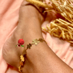 Chaine de cheville en acier inoxydable doré avec petites fleurs avec des tailles et des motifs variés