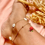 Chaine de cheville double avec 3 petites fleurs en nacre