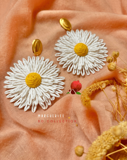 Boucles d'oreilles XXL en forme de marguerite en raphia