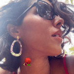 Boucle d'oreilles fine pendentif légèrement ovale évidé au centre dans les tons violet / vert et clou d'oreille en acier inoxydable texturé