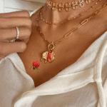 Collier avec maille rectangulaire et grand fermoir rond en acier inoxydable avec 3 breloques amovibles en acier inoxydable : coeur, piment, main