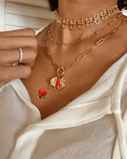 Collier avec maille rectangulaire et grand fermoir rond en acier inoxydable avec 3 breloques amovibles en acier inoxydable : coeur, piment, main