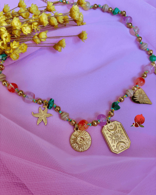 Collier travaillé avec perles colorées et dorées avec 5 breloques en acier inoxydable