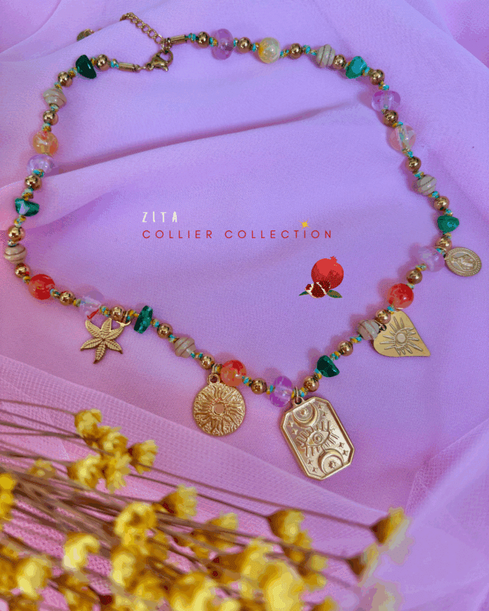 Collier travaillé avec perles colorées et dorées avec 5 breloques en acier inoxydable