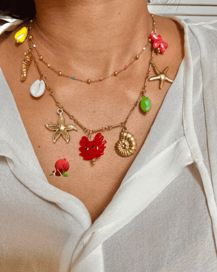 Collier en acier inoxydable composé de 9 breloques en acier inoxydable ou en résine. Breloques de type océan, vacances, mer, playa