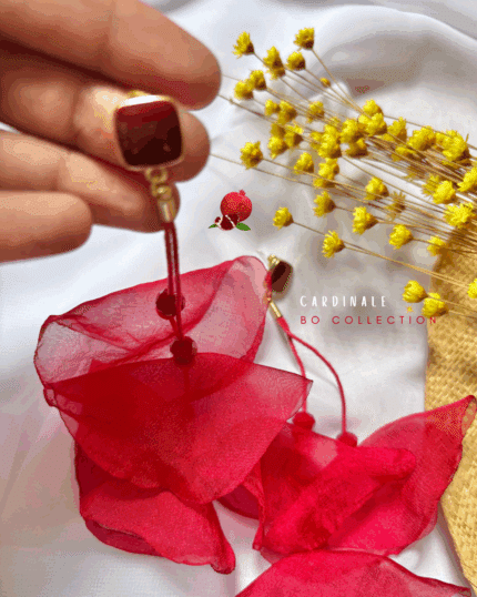 Boucle d'oreilles aérienne en forme de pétales  avec clou d'oreille coloris bordeaux