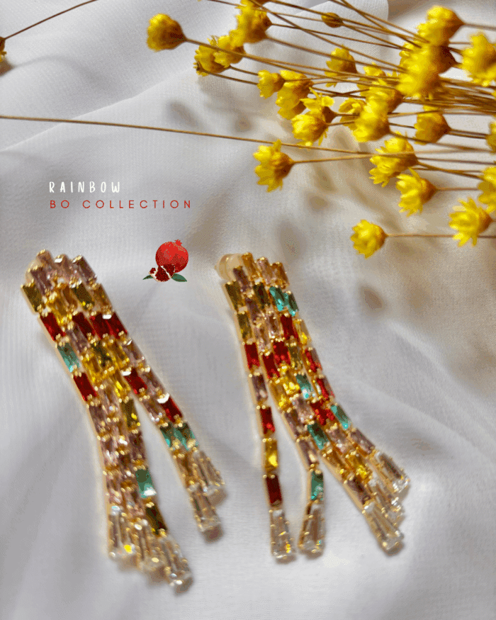 Boucle d'oreille palqué or avec zircons colorés formant une cascade de couleur comme un arc en ciel