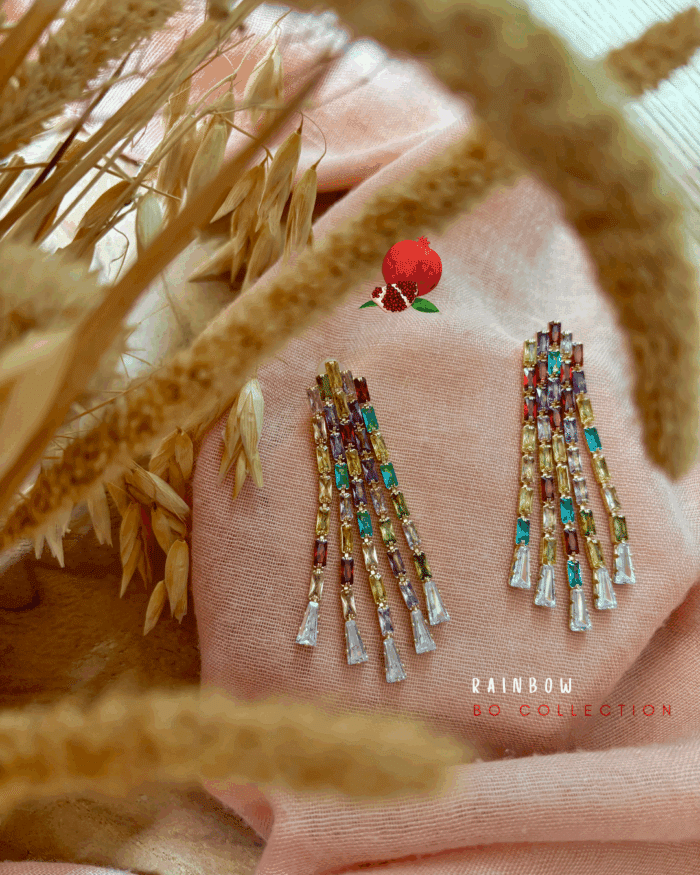 Boucle d'oreille palqué or avec zircons colorés formant une cascade de couleur comme un arc en ciel