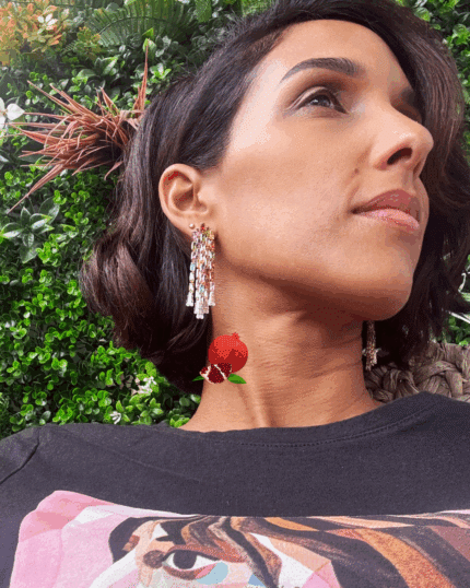 Boucle d'oreille palqué or avec zircons colorés formant une cascade de couleur comme un arc en ciel