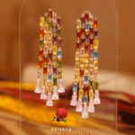 Boucle d'oreille palqué or avec zircons colorés formant une cascade de couleur comme un arc en ciel