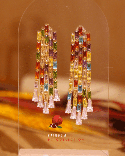 Boucle d'oreille palqué or avec zircons colorés formant une cascade de couleur comme un arc en ciel