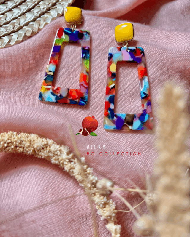 Boucle d'oreille en forme de trapèze en résine multicolore