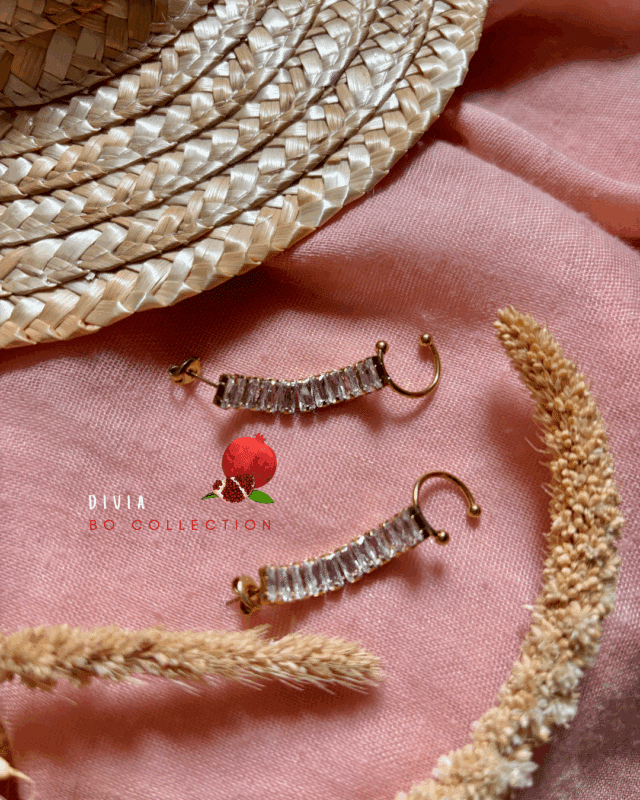 Boucle d'oreille très élégante qui habille l'ensemble de l'oreille avec petits zirconiums (style ear cuff)