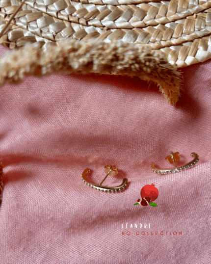 Boucle d'oreille de style ear cuff avec petits zircons Acier inoxydable Peut se positionner sur le 1er ou 2ème trou de l'oreille