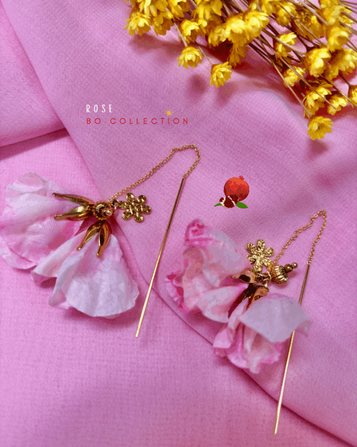Boucles d'oreilles pendante en plaqué or avec 2 fleurs roses