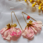 Boucles d'oreilles pendante en plaqué or avec 2 fleurs roses