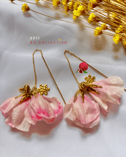 Boucles d'oreilles pendante en plaqué or avec 2 fleurs roses
