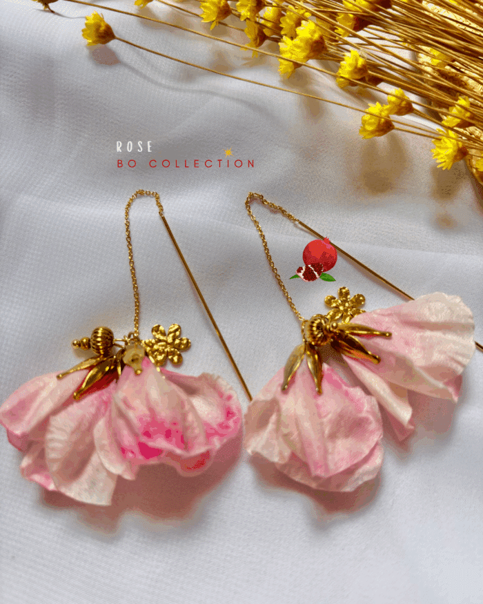 Boucles d'oreilles pendante en plaqué or avec 2 fleurs roses