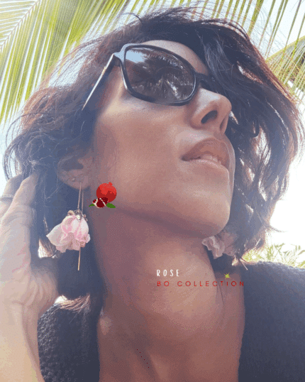 Boucles d'oreilles pendante en plaqué or avec 2 fleurs roses