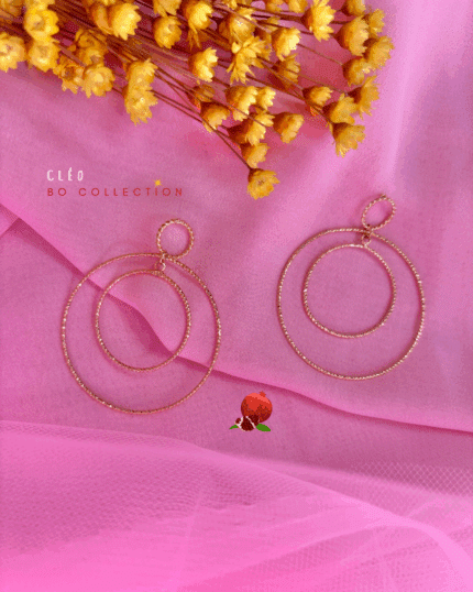 Boucles d'oreilles de type créoles en plaqué or avec clou d'oreille texturé en plaqué or 2 anneaux diamantés de diamètres différents