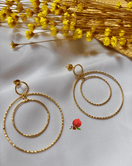 Boucles d'oreilles de type créoles en plaqué or avec clou d'oreille texturé en plaqué or 2 anneaux diamantés de diamètres différents