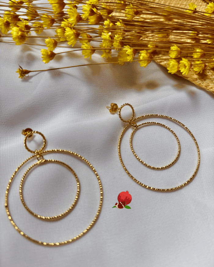 Boucles d'oreilles de type créoles en plaqué or avec clou d'oreille texturé en plaqué or 2 anneaux diamantés de diamètres différents